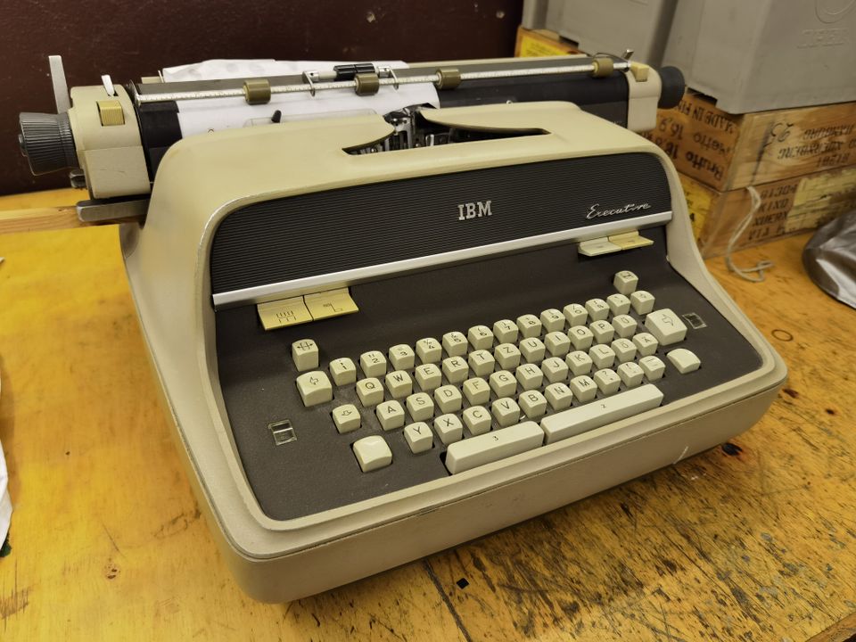 Elektrische Schreibmaschine IBM Executive (1960er Jahre) in Rutesheim  