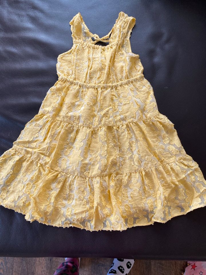 Kleid von Zara , Größe 122 in gelb in Straßberg