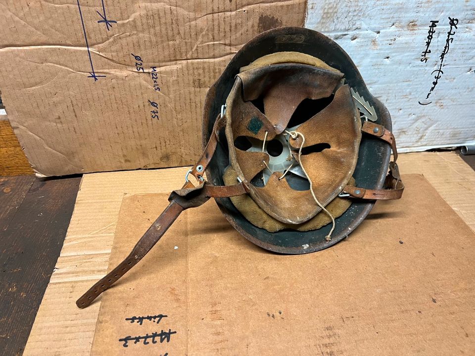 original früher NVA Stahlhelm 3 Nieten in Langewiesen