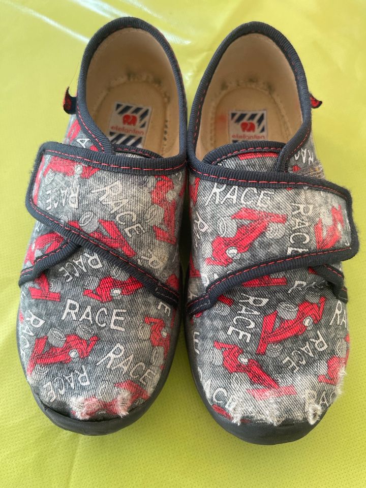 Hausschuhe Kindergartenschuhe Rennautos Gr.27 von Elefanten in Waldenbuch