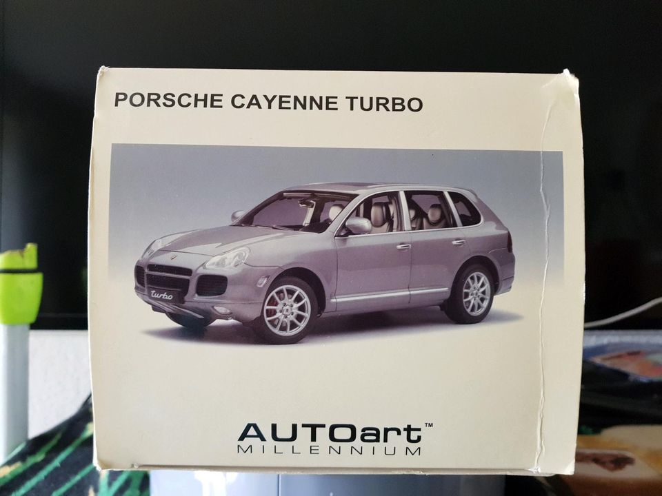 Porsche Cayenne Turbo von Autoart in Schotten