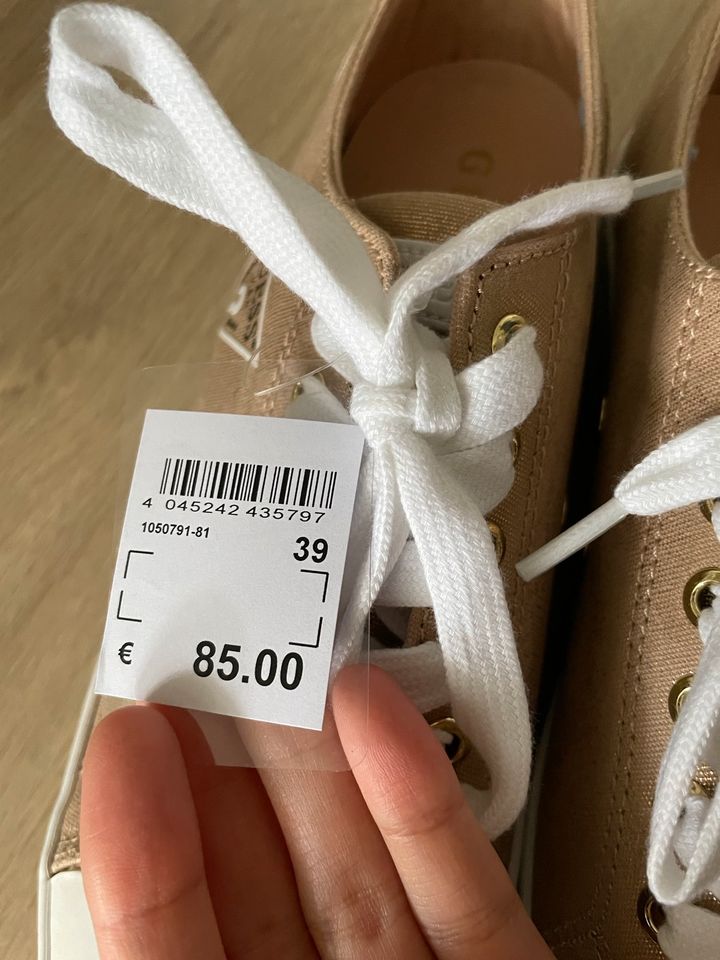 NEU Guess Sneaker mit Plateau in Osnabrück