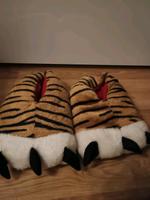 Hausschuhe Tiger Tatzen Pantoffeln Puschen Damen Kinder Größe 39 Bayern - Fürth Vorschau