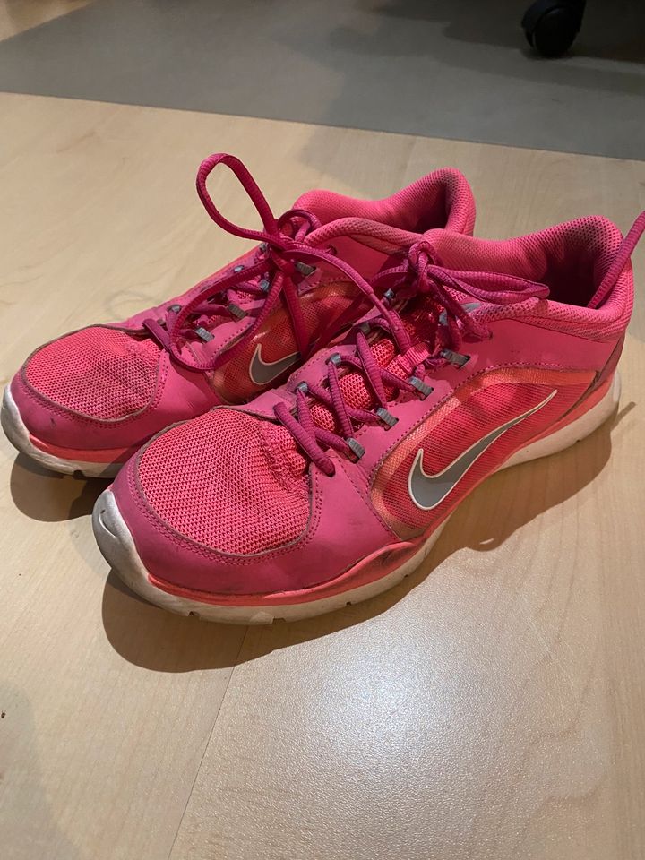 Nike Training Sportschuh Schuhe Pink Gr. 41 UK7 643083-605 in Oberhausen