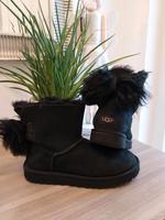 UGG Boots schwarz W Fluff Bow Mini Winterschuhe Schleife Nordrhein-Westfalen - Nettetal Vorschau