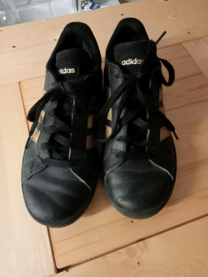 Adidas Schuhe Gr. 37 1 3 schwarz mit goldenen Streifen