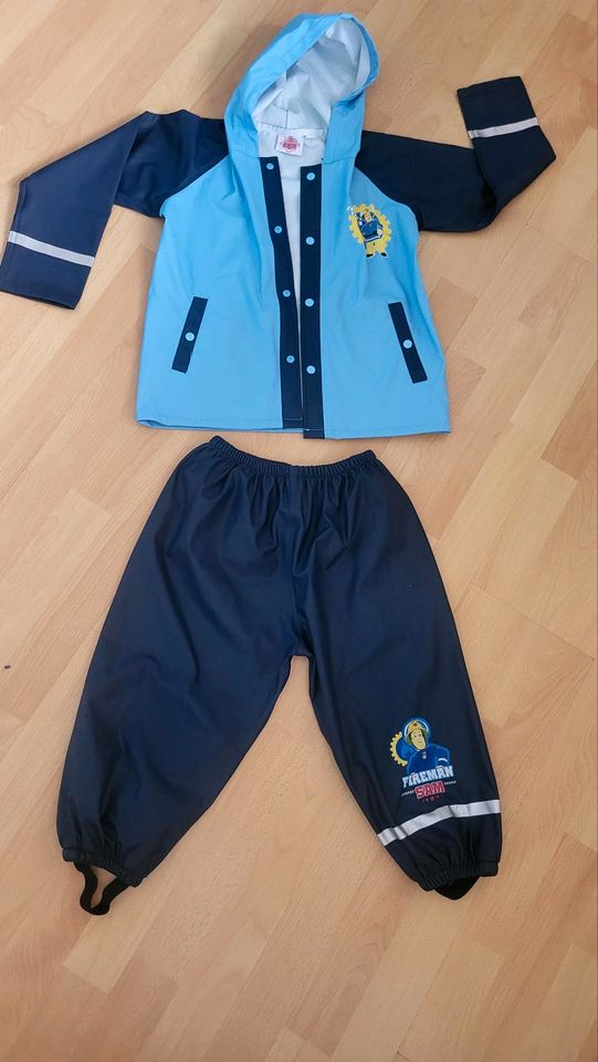 Neuwertig - Feuerwehrmann Sam Regenjacke und Regenhose Gr. 98/104 in Berlin