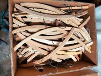 62 Kleiderbügel aus Holz Holzkleiderbügel Bügel aus Omas Zeiten Bayern - Trogen Vorschau