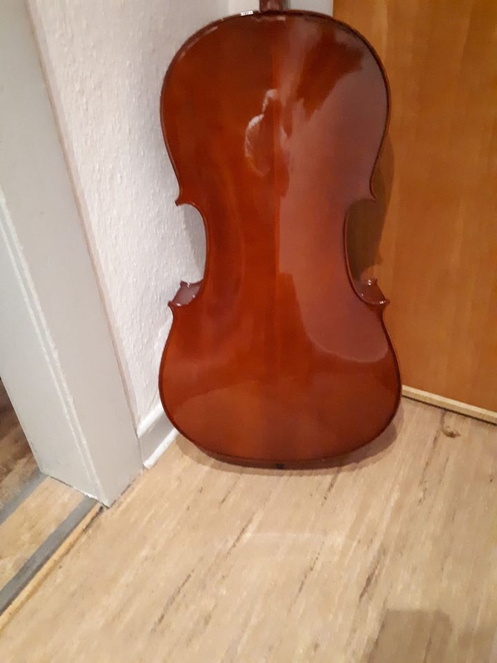 Alte Geigen , Bögen , und Cello in Worms