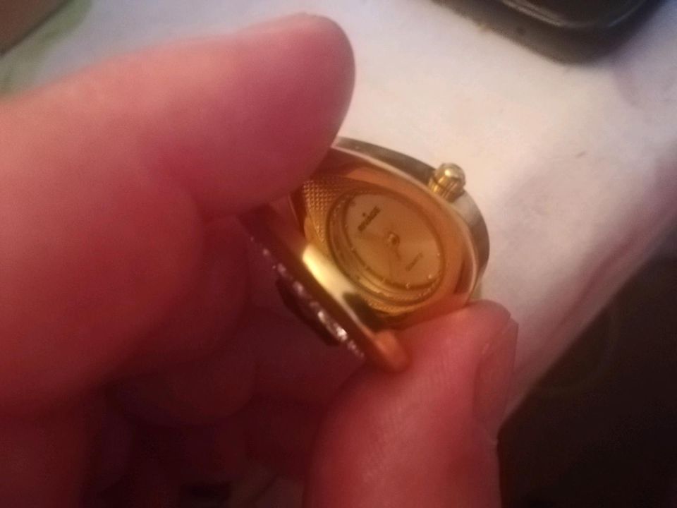 Vergoldete Uhr Kettenanhaenger aufklappbar mit Rivage Quartz Uhr in Eisenach