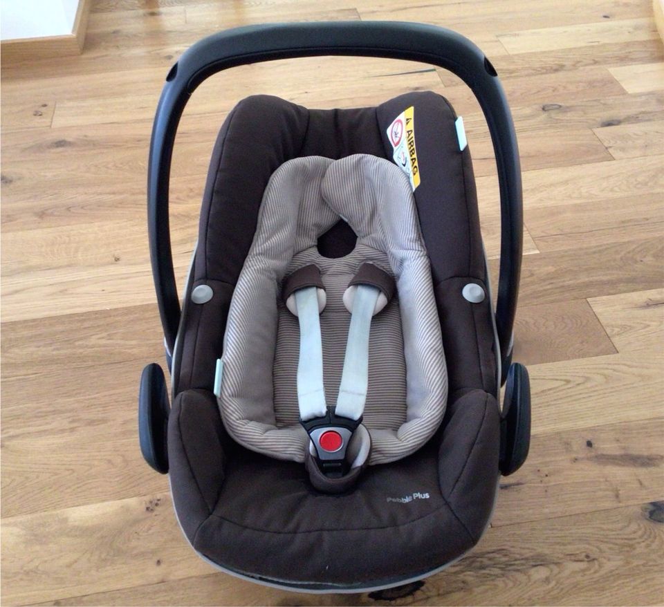 Maxi Cosi Pebble Plus mit Isofix Station 2wayFix in Ellwangen (Jagst)