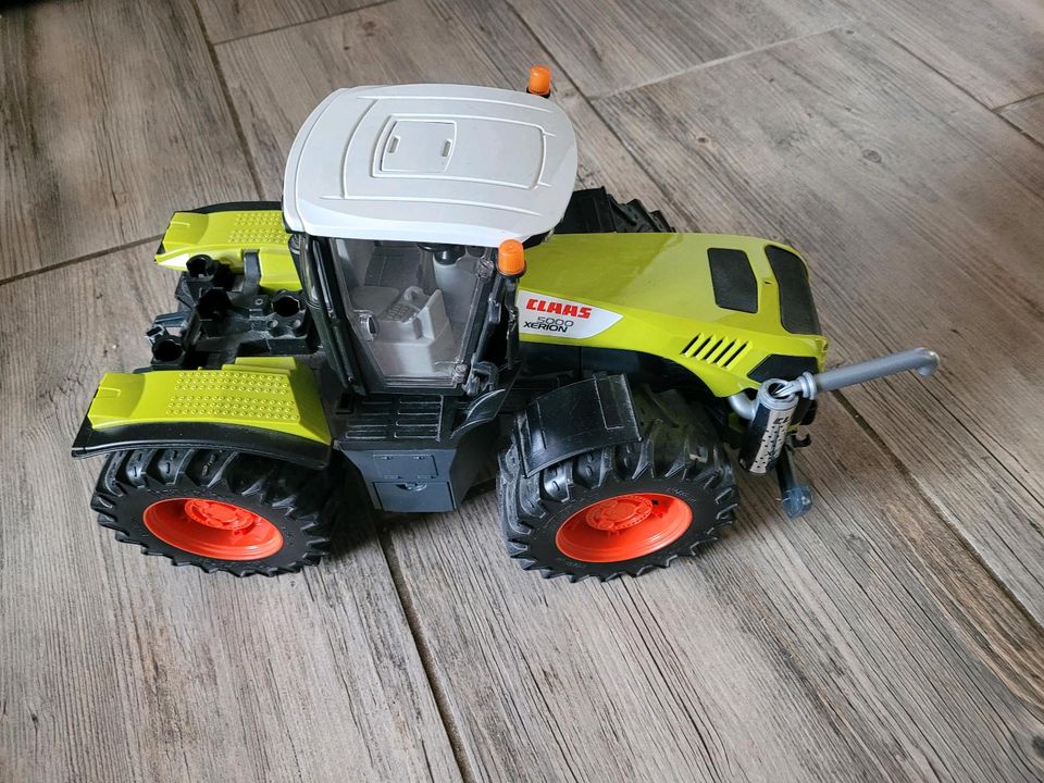 Bruder Claas Xerion 5000 in Brohl-Lützing