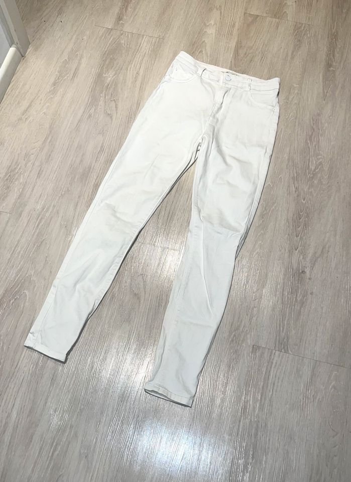 Damen Jeans weiß Röhrenjeans Gr. 40 Bershka Skinnyjeans Sommer in Stuttgart