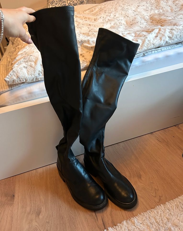 Zara Overknee Stiefel schwarz 39 in Langenfeld