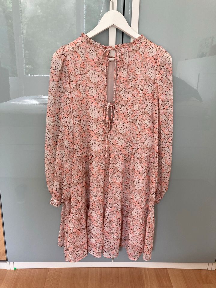 H&M Hellrosa Gemustertes Kleid mit lockerer Passform Gr XS S in Meerbusch