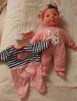 Happy People Baby Puppe mit Kleidung spricht Baby Sprache Hessen - Witzenhausen Vorschau