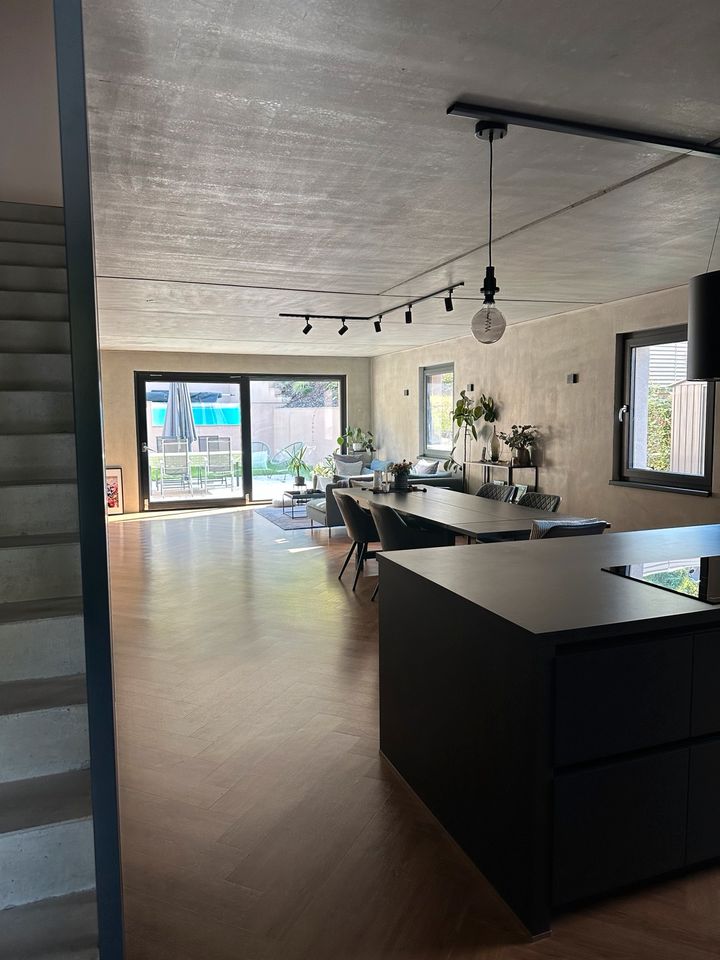 Doppelhaushälfte mit Pool, 2 Garagen, Nähe Wald, Smart Home in Kitzingen