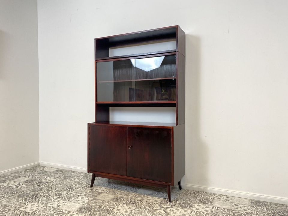 WMK Besonders schöner & gut erhaltener Mid-Century Vitrinenschrank mit Glasschiebetüren & Schubladen, Vollholz, 1961 # Vitrine Highboard Bücherschrank Bücherregal Sideboard Kommode Vintage 50er 60er in Berlin