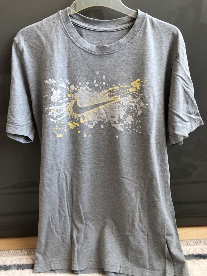 Nike Herren Tshirt Größe L in Göttingen