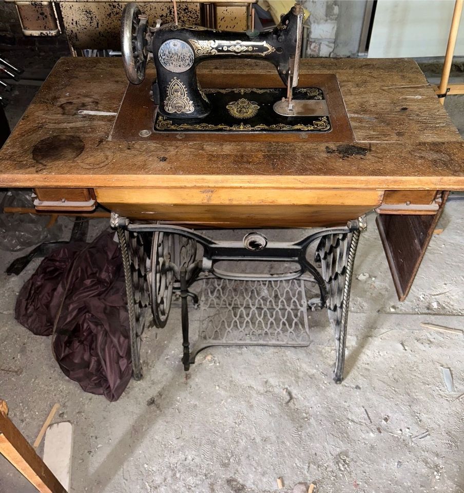 Ossa Nähmaschine auf antikem Tisch in Dortmund