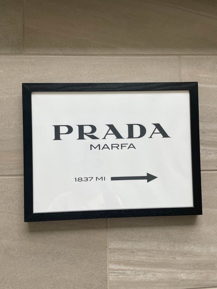 Prada Marfa Poster mit Rahmen in Baden-Württemberg - Müllheim | eBay  Kleinanzeigen ist jetzt Kleinanzeigen