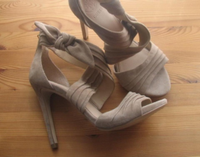 Guess Sandaletten Schuhe Highheels Leder Beige Nude Gold 37 Friedrichshain-Kreuzberg - Kreuzberg Vorschau