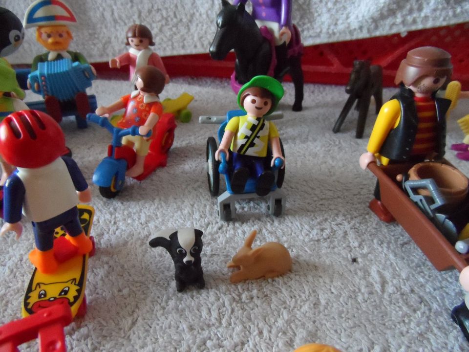 Playmobil 17 Figuren mit sehr viel Zubehör in Bremerhaven