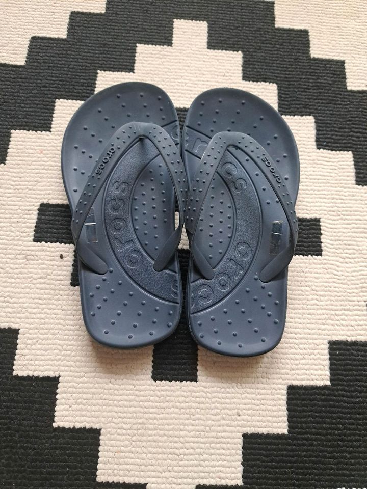 Crocs Flipflops dunkelblau 29 30 in Berlin