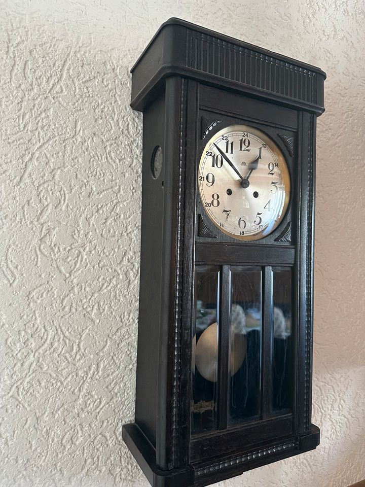 Wanduhr Uhr Pendeluhr top Zustand echt Holz in Gersthofen