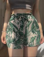 Stoffhose Shorts mit Pflanzenmuster Leipzig - Altlindenau Vorschau