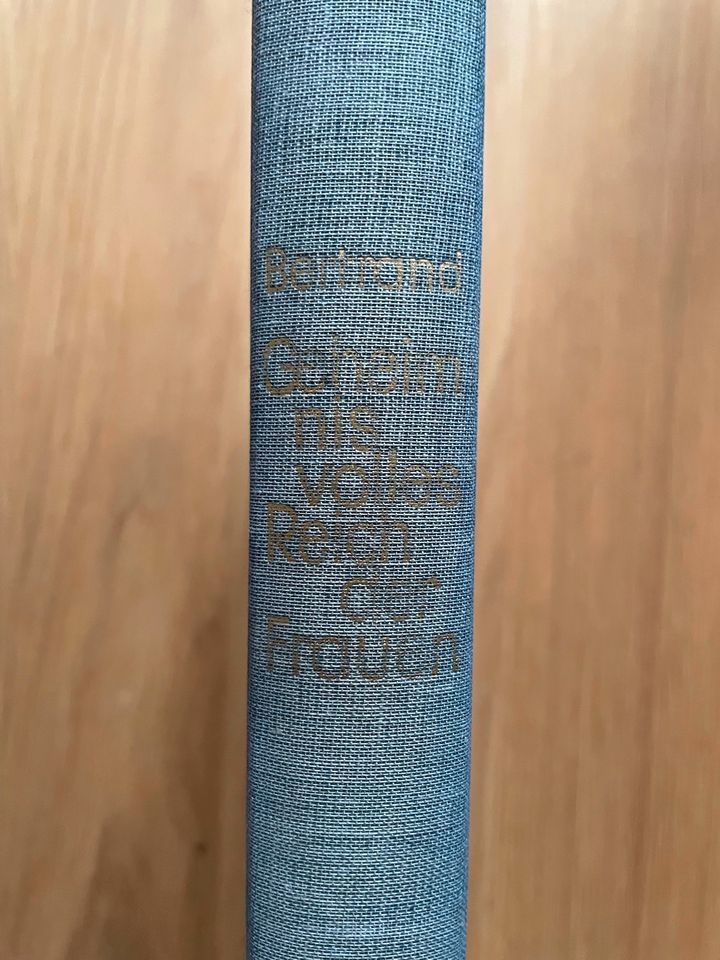 Gabrielle Bertrand Geheimnisvolles Reich der Frauen geb.1957 in Weil am Rhein