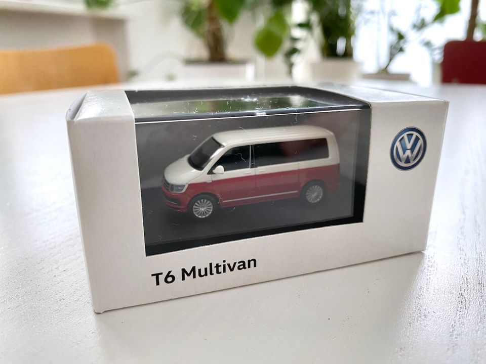 Herpa VW T6 Multivan bicolor candyweiß-kirschrot 1:87 rot-weiss in Berlin