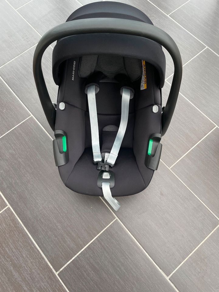 Maxi Cosi Pebble 360 i-Size mit Babyeinsatz essentialblack in Kassel