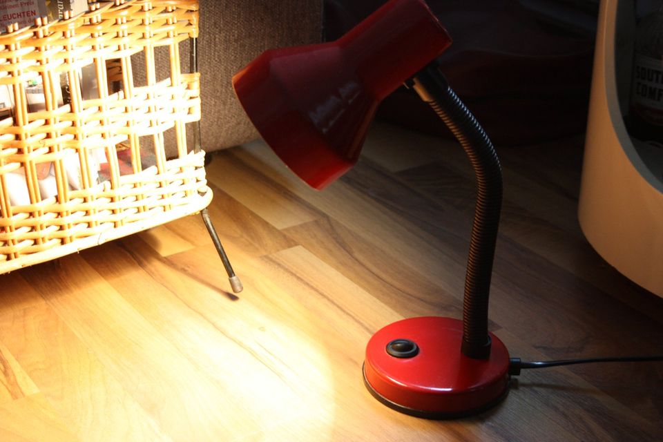 Vintage Schreibtisch Lampe Schwanenhals rot aus den 80er Jahren in Stuttgart