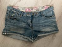 Jeansshorts mit süßen Details, Gr. 40, blau Schleswig-Holstein - Preetz Vorschau