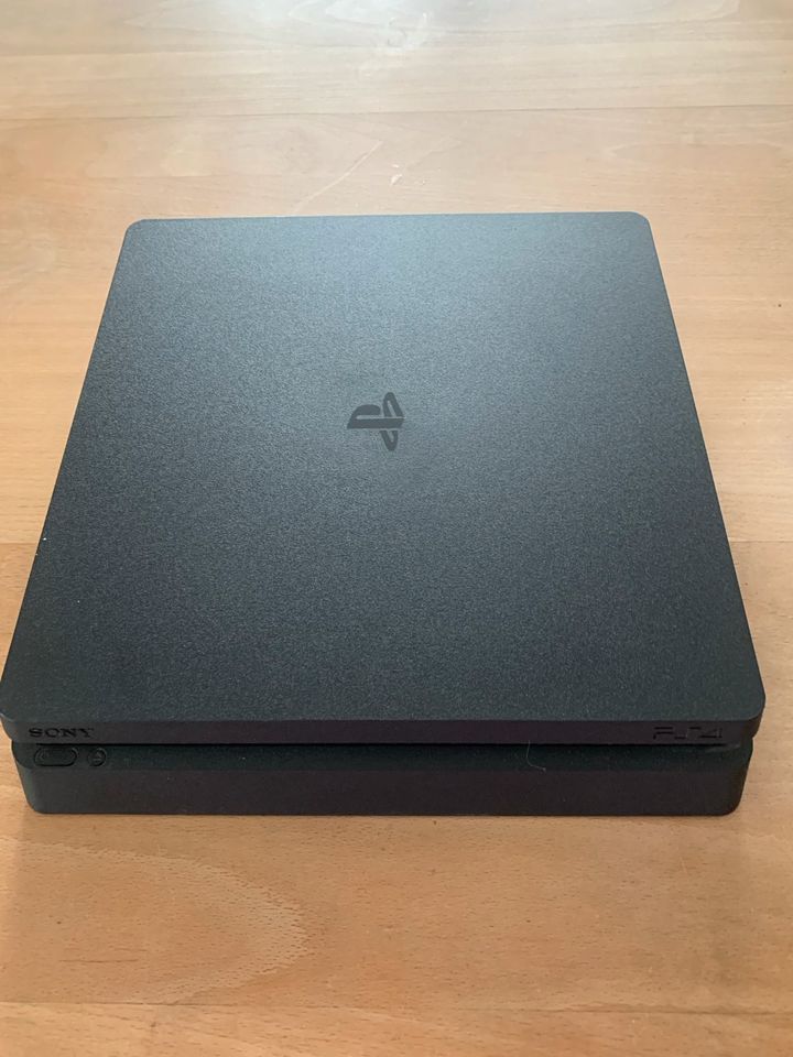 PS4 slim 1 TB in Reutlingen