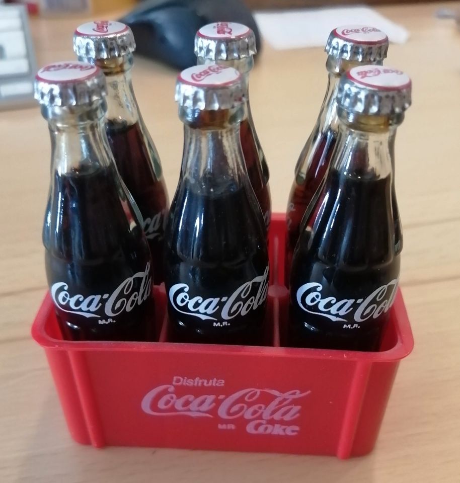 Original Coca Cola Minatur Glas Flaschen mit Kiste - RAR in Altensteig