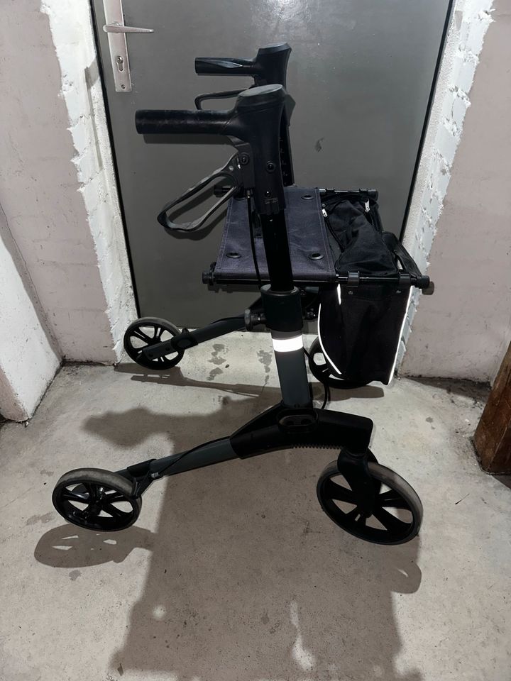 Rollator mit Tasche in Hamburg