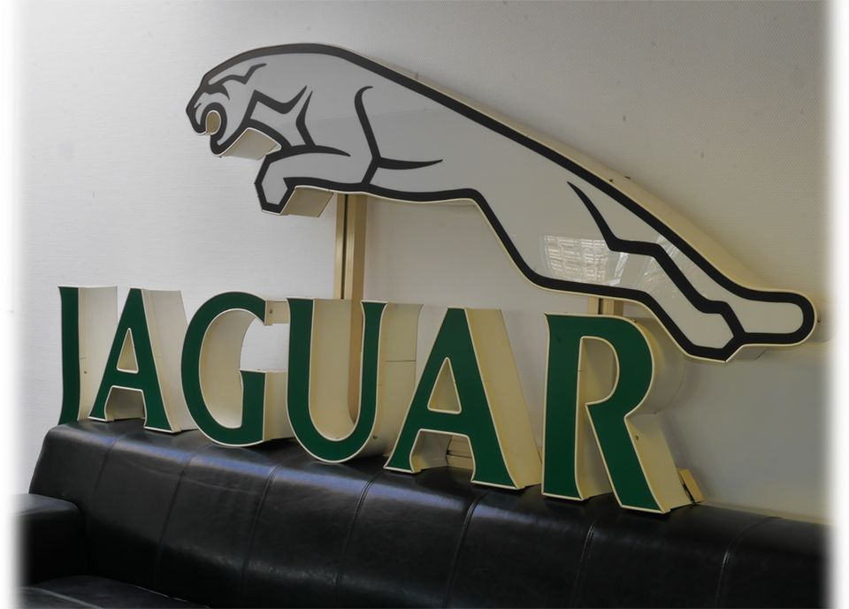 Jaguar Original-Leuchtreklame in Karlsbad