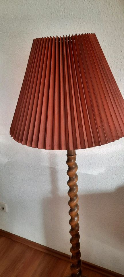 Tolle Vintage-Stehlampe mit gedrechseltem Holzfuß in Leinfelden-Echterdingen