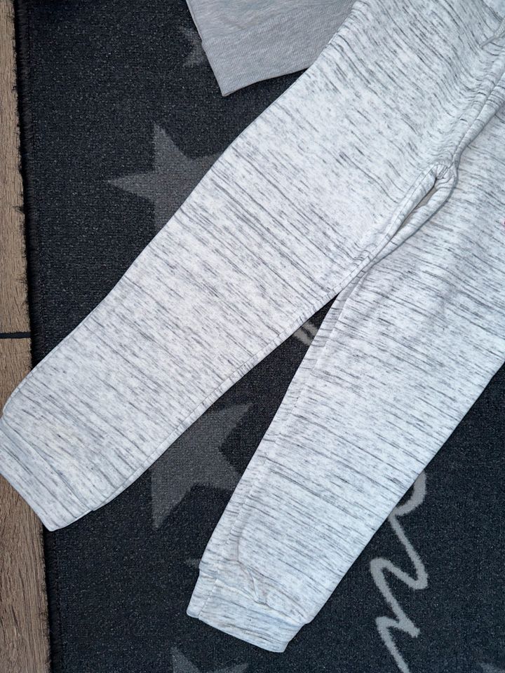 WILD Sweatshirt grau in 122-128 & Primark Jogginghose 122 in Kalt