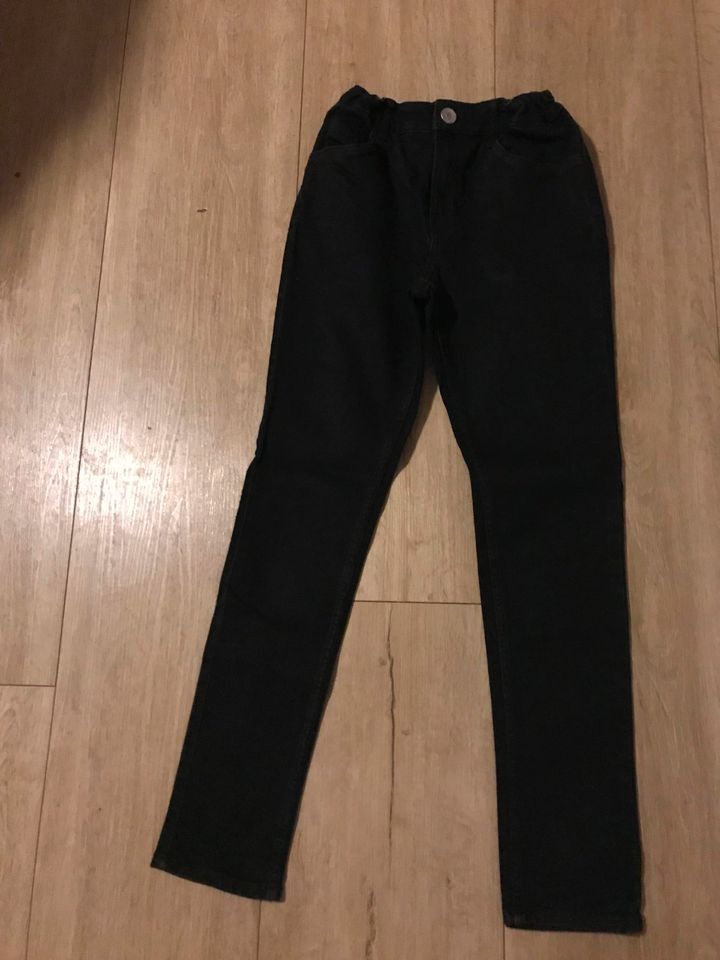 H&M,  Sehr gut erhaltene schwarze Jeans  Gr. 152 in Hadamar