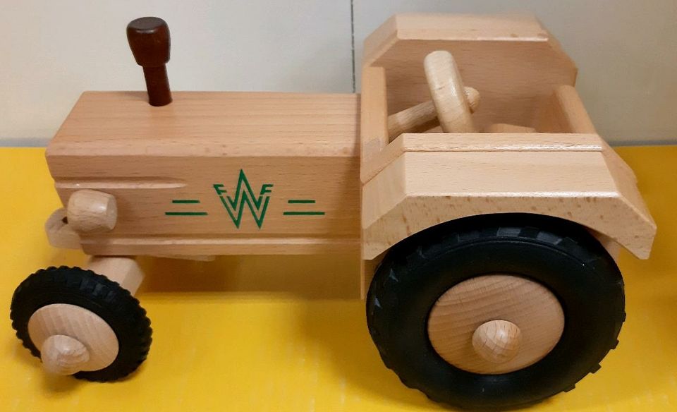 Neu! Werdauer Holzspielzeug, Holzmodell Traktor mit OVP in Sachsen