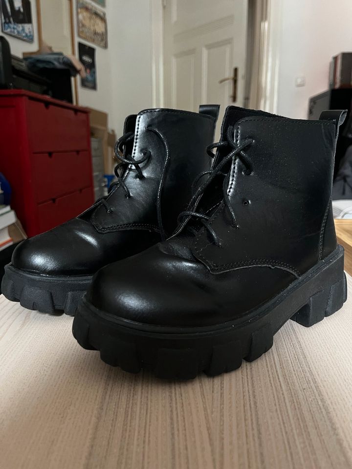 Plateau Stiefel schwarz in Berlin