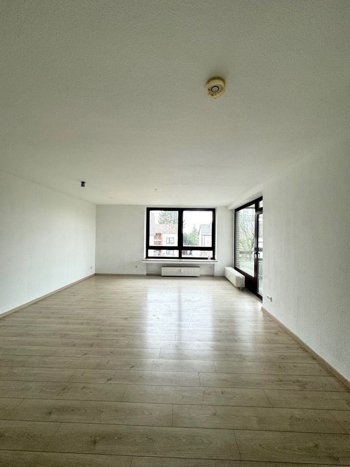 **Schriftliche Anfragen** - Helles Apartment in gepflegtem Mehrfamilienhaus + großer Balkon - 1 Zimmer in Duisburg