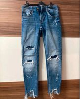 Bershka Denim Jeans Blau mit Löchern und Farbe Größe 34 Hessen - Offenbach Vorschau