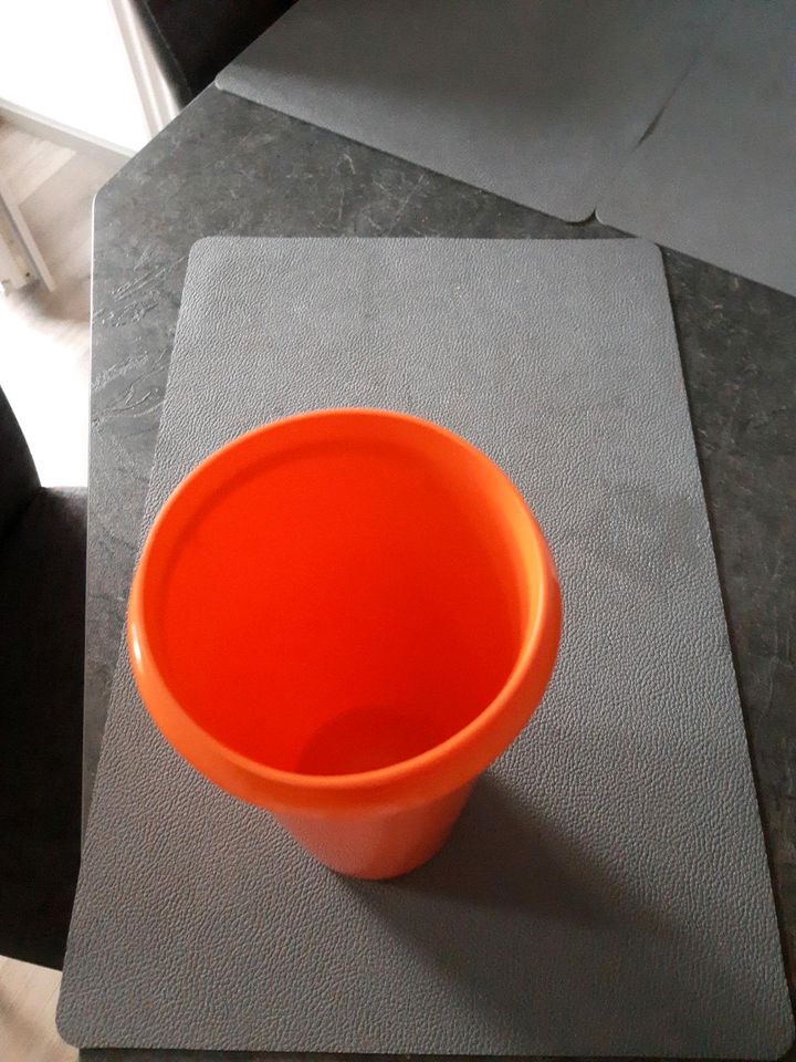 Großer Schüttelbecher von Tupperware in Amorbach