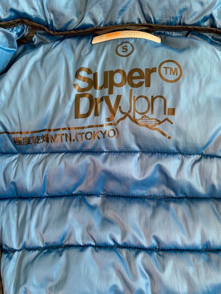 Leichte Daunenjacke Gr. S von Superdry in Türkheim