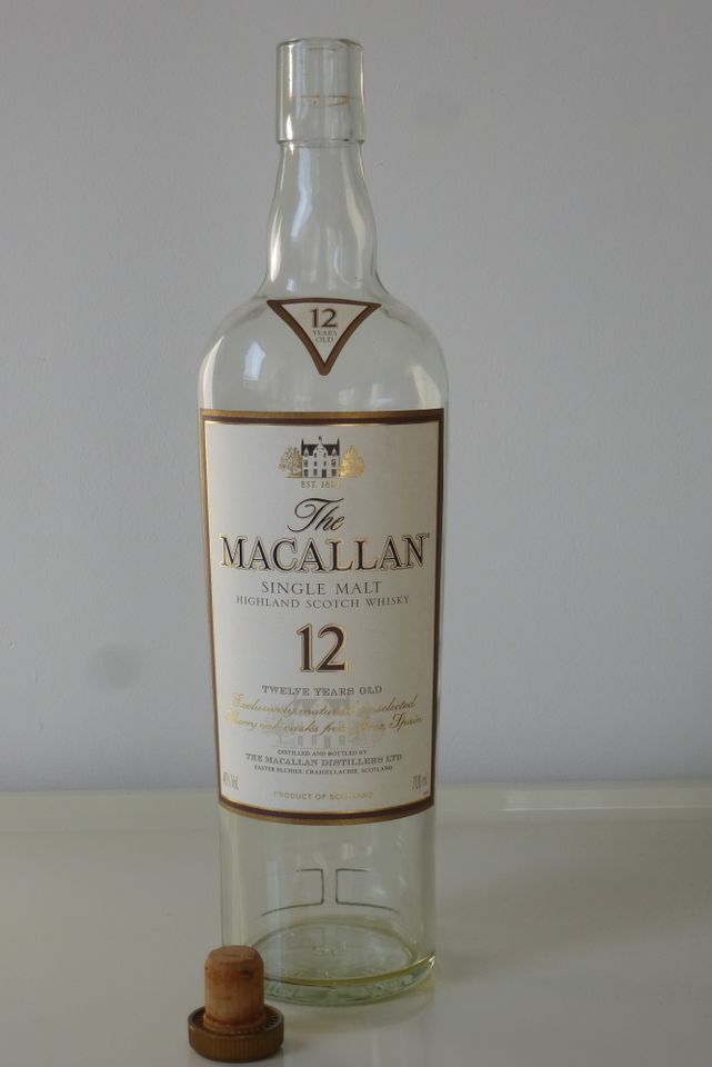 Bar Deko leere Whiskyflasche „MACALLAN 12 Jahre Sherry Oak“ in Kiel