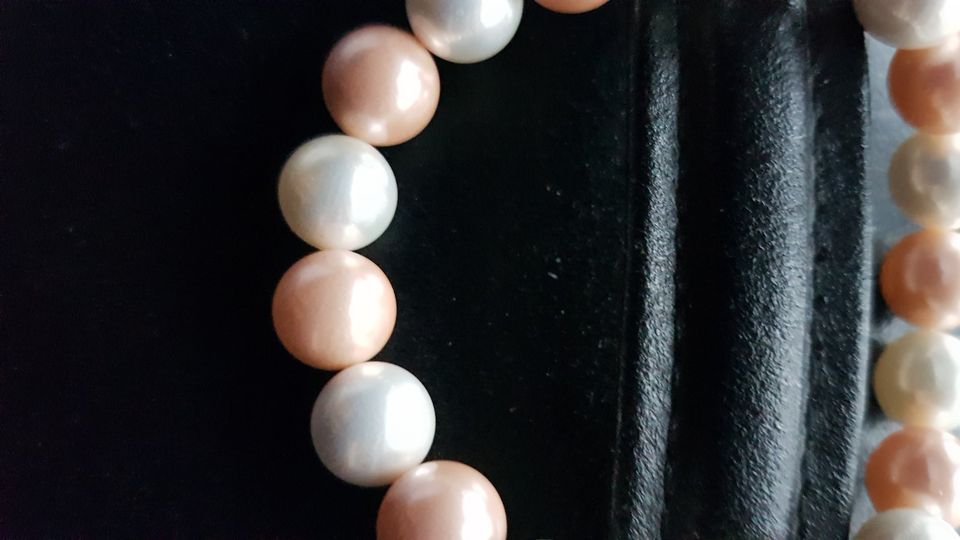 Armband mit Muschelkernperlen Apricot und Weiß 10 mm auf Gummi in Grassau